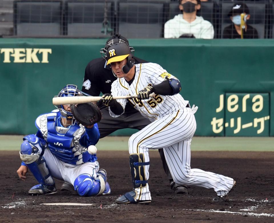 　７回、三塁へ送りバントを決める陽川