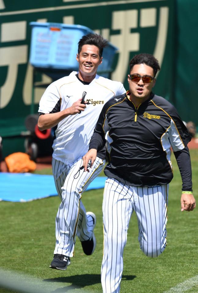 　外野で秋山（右）と走り込むチェン（撮影・北村雅宏）