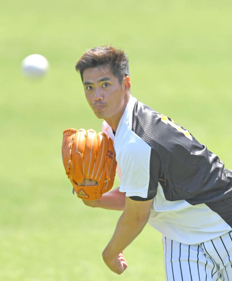 　キャッチボールするチェン（撮影・北村雅宏）