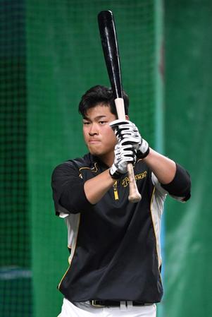 　試合前、打撃練習する佐藤輝（撮影・北村雅宏）