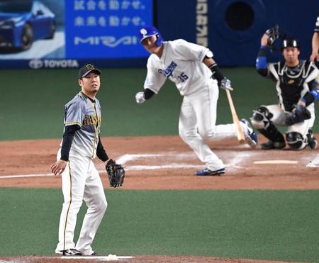 　７回、木下拓に勝ち越し打を許す西勇（撮影・田中太一）