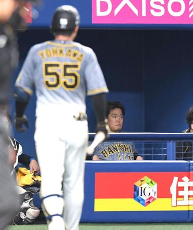 　７回、代打・陽川（５５）が空振り三振に倒れ、ぶぜんとした表情の西勇（撮影・北村雅宏）