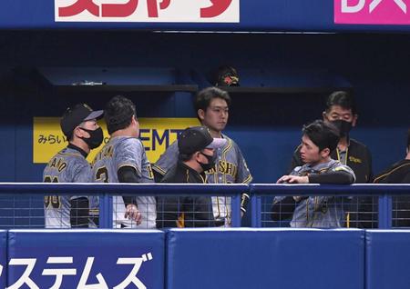 　９回、サンズが空振り三振に倒れ、ゲームセット。足早に引き揚げる矢野監督（左端）＝撮影・北村雅宏