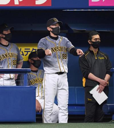 　８回、近本の二盗アウトの判定に、リクエストする矢野監督（撮影・北村雅宏）