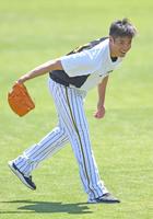 　キャッチボール中に表情を崩すチェン