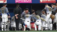 試合前、ナインの前で声出しをする阪神・小野寺暖（中央）＝バンテリンドームナゴヤ（撮影・北村雅宏）