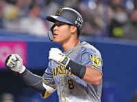 　２回、先制となるソロを放ち、拳を握る佐藤輝（撮影・北村雅宏）