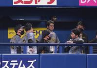 　９回、サンズが空振り三振に倒れ、ゲームセット。足早に引き揚げる矢野監督（左端）＝撮影・北村雅宏