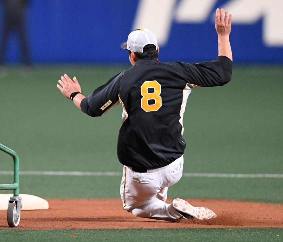 　二塁へ滑り込む佐藤輝（撮影・北村雅宏）