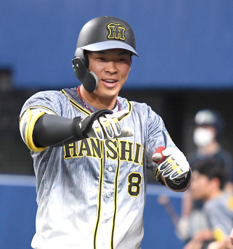 　２回、先制の７号ソロを放ちポーズを決める佐藤輝（撮影・飯室逸平）