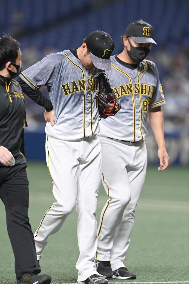 　７回、手当のためベンチへ戻る西勇（撮影・飯室逸平）