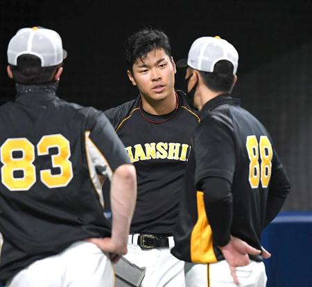 　試合前、矢野監督（右）と話す佐藤輝（中央）＝撮影・北村雅宏