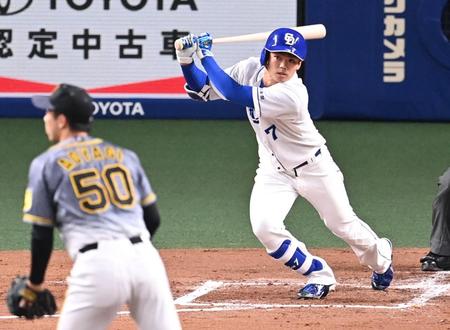 　２回、右前タイムリーを放つ根尾（撮影・飯室逸平）