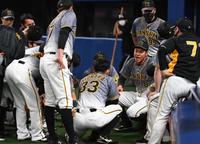 　円陣の輪の中で声出しをする佐藤輝（撮影・田中太一）