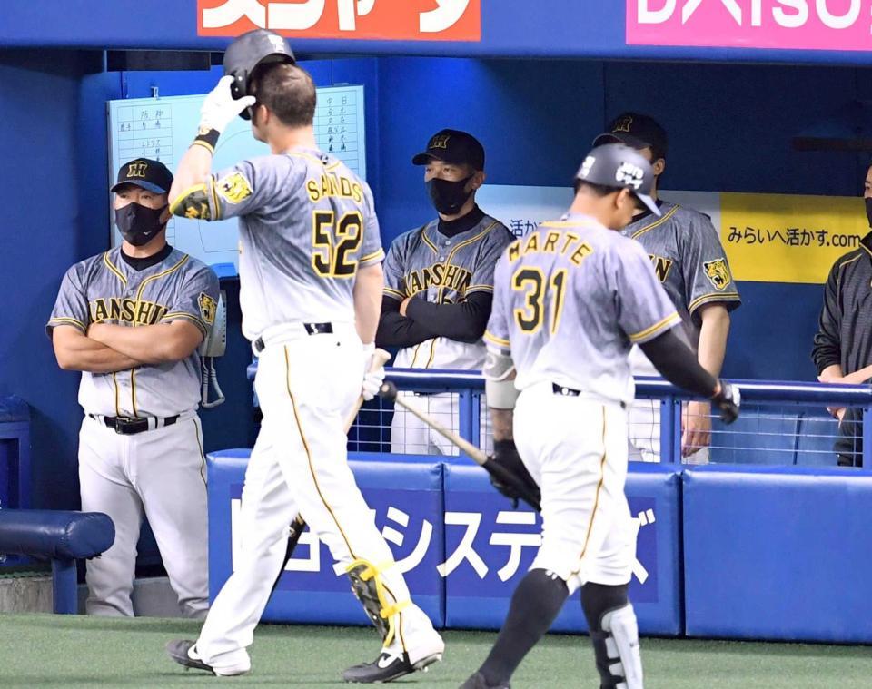 　９回、腕組みしてグラウンドを見つめる矢野監督（奥中央）＝撮影・田中太一