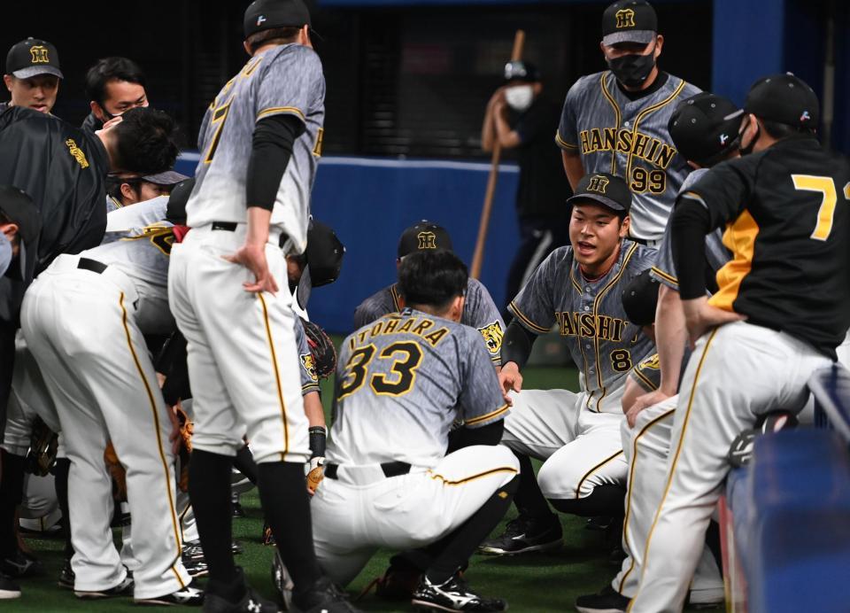 　円陣の輪の中で声出しをする佐藤輝（撮影・田中太一）