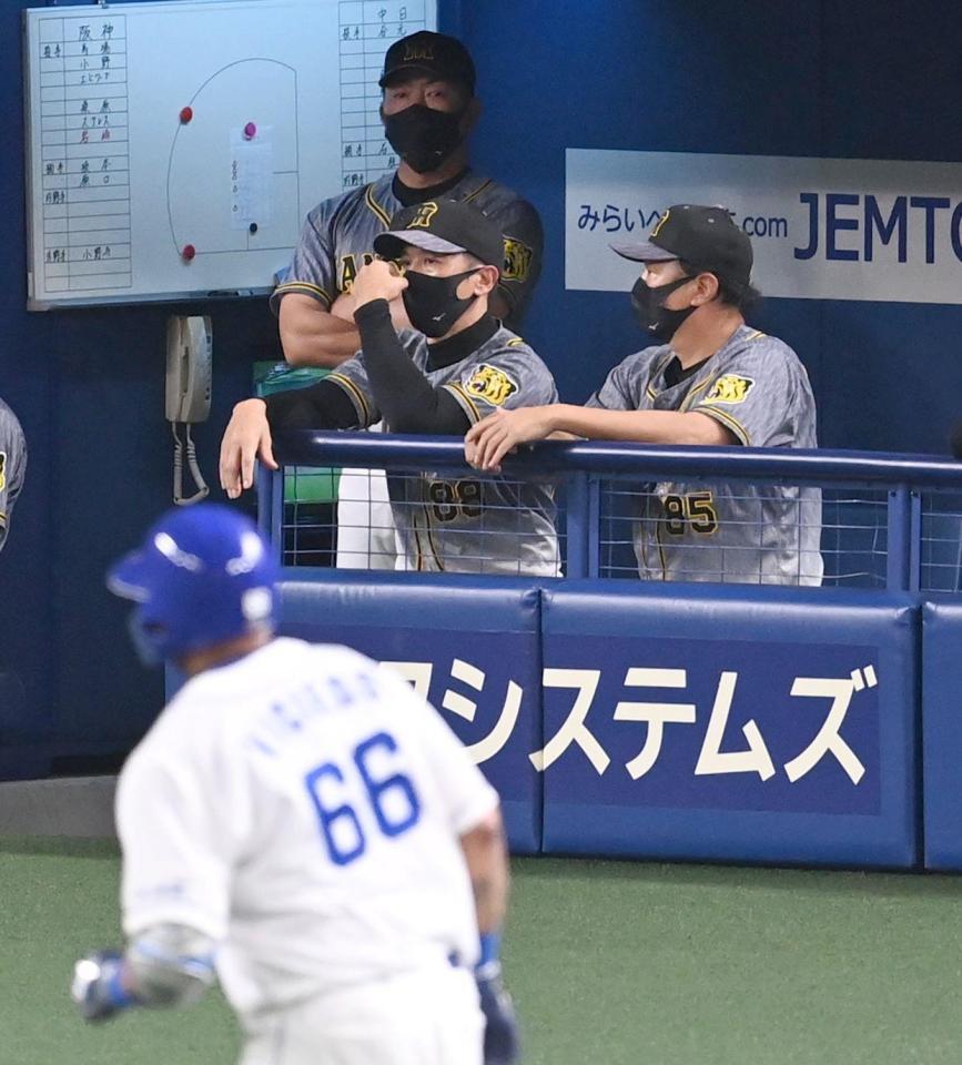 　８回、ビシエドの３ランにベンチでぼう然とする矢野監督ら（撮影・飯室逸平）