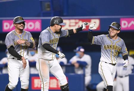 ３回、５号３ランを放ち笑顔で生還する大山（中央）（撮影・飯室逸平）