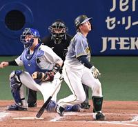 ４回阪神、２死一、二塁、空振り三振に倒れる阪神・梅野隆太郎＝バンテリンドーム（撮影・飯室逸平）