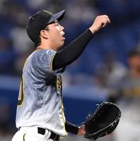 　２回、高橋周に四球を出し悔しがる青柳