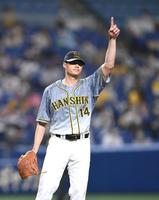 ３回、福谷の打ち上げた打球を指さすチェン（撮影・北村雅宏）