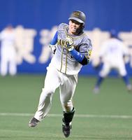 ９回阪神、１死二塁、タイムリー三塁打を放ち、激走する阪神・梅野隆太郎＝バンテリンドーム（撮影・飯室逸平）