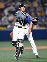 ４回、中日・高橋周平の空振り三振したボールを一塁へ送球する阪神・梅野隆太郎＝バンテリンドームナゴヤ（撮影・北村雅宏）