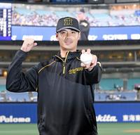 阪神移籍後初勝利のウイニングボールを手に笑顔のチェン（撮影・飯室逸平）