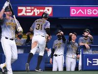 １回、大山の先制適時打で生還したマルテを迎える矢野監督（中央右）（撮影・北村雅宏）