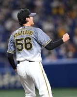 ７回中日２死三塁、中日・根尾昂を空振り三振に仕留め、拳を握る阪神・小林慶祐＝バンテリンドームナゴヤ（撮影・北村雅宏）