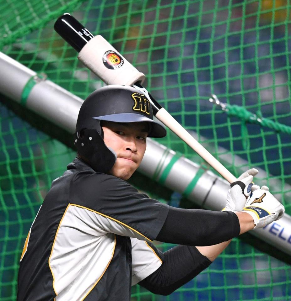 打撃ゲージ横で素振りをする佐藤輝（撮影・北村雅宏）