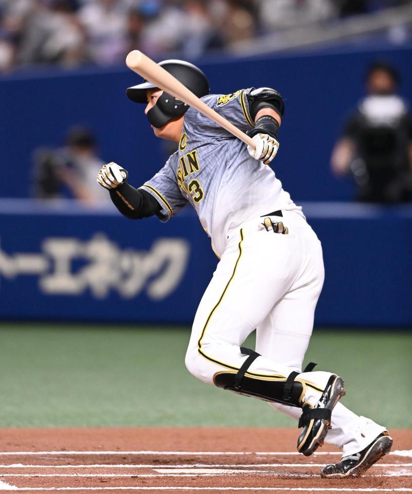 １回、先制タイムリーを放つ大山（撮影・飯室逸平）