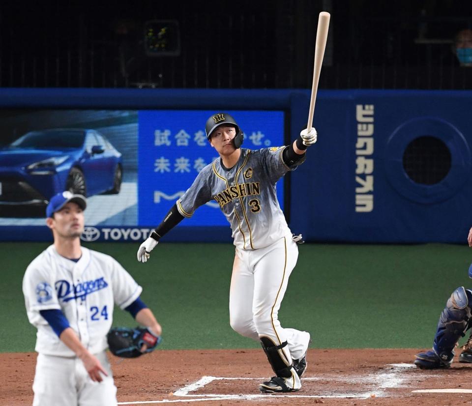 ３回、３ランを放った大山はバットを高々と上げる。投手は福谷（撮影・田中太一）