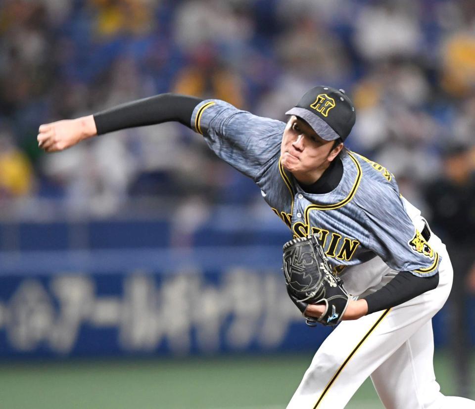 ７回から２番手で登板する小林（撮影・北村雅宏）