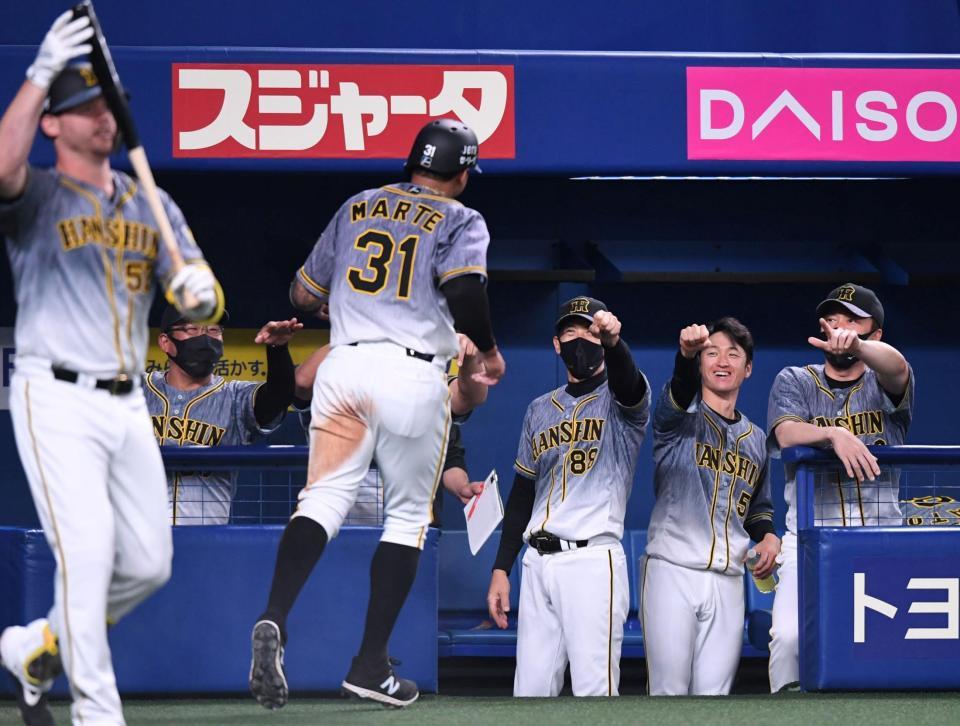 １回、大山の先制適時打で生還したマルテを迎える矢野監督（中央右）（撮影・北村雅宏）