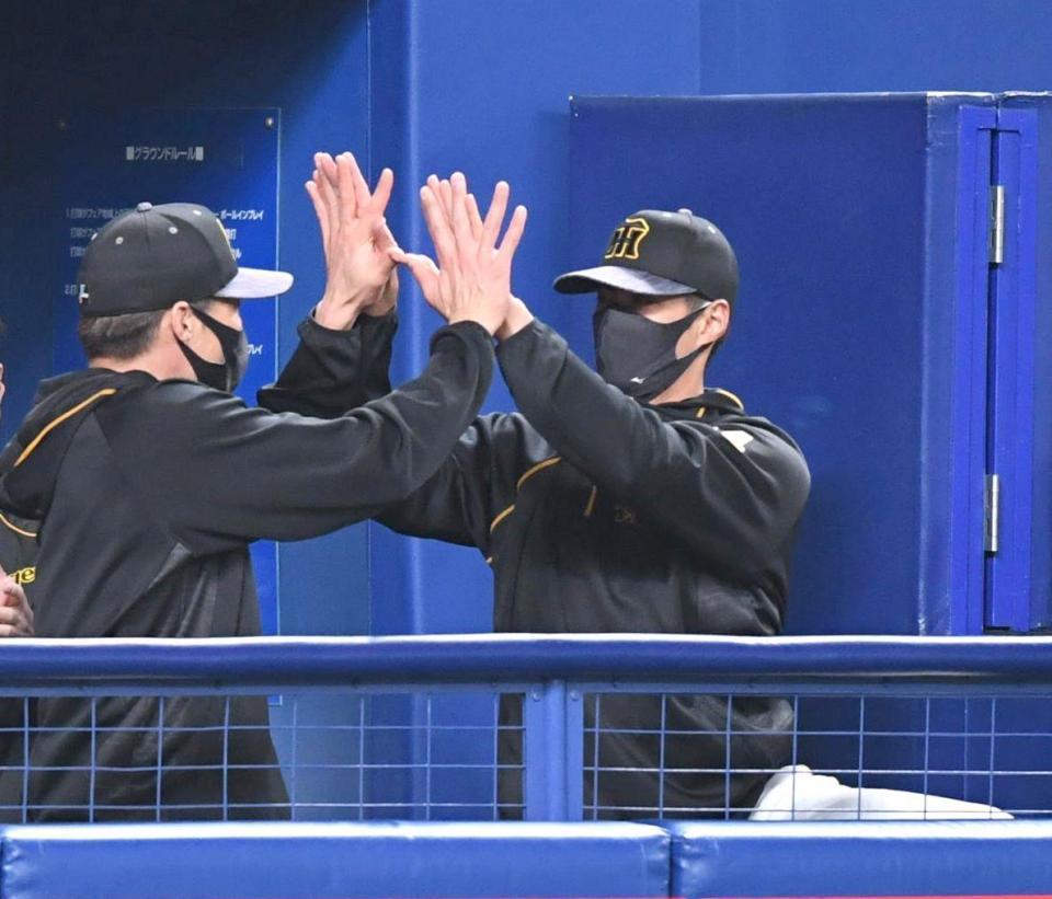 勝利を収め、阪神・糸井嘉男（左）とハイタッチを交わす阪神　チェン・ウェイン＝バンテリンドームナゴヤ（撮影・北村雅宏）