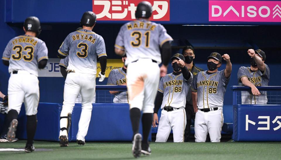 ３回、３ランを放った阪神・大山悠輔（３）を迎える阪神・矢野燿大監督（中央右）ら＝バンテリンドームナゴヤ（撮影・北村雅宏）