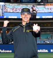 　阪神移籍後初勝利のウイニングボールを手に笑顔のチェン（撮影・飯室逸平）