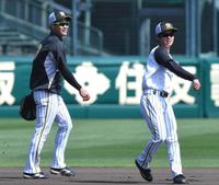 早出特守を受ける阪神・木浪（左）と中野＝甲子園（撮影・北村雅宏）