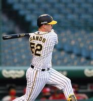 　１回、先制となる適時打を放つサンズ＝甲子園（撮影・北村雅宏）