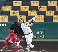 　１回、先制タイムリーを放つサンズ＝甲子園（撮影・飯室逸平）