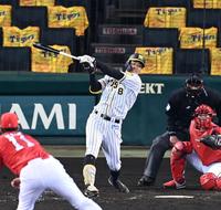 　５回、タイムリーを放つ佐藤輝（撮影・飯室逸平）