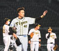 　８回途中、交代を告げられベンチに戻る秋山（撮影・北村雅宏）