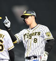 　５回、適時打を放った佐藤輝は指を立てる（撮影・北村雅宏）