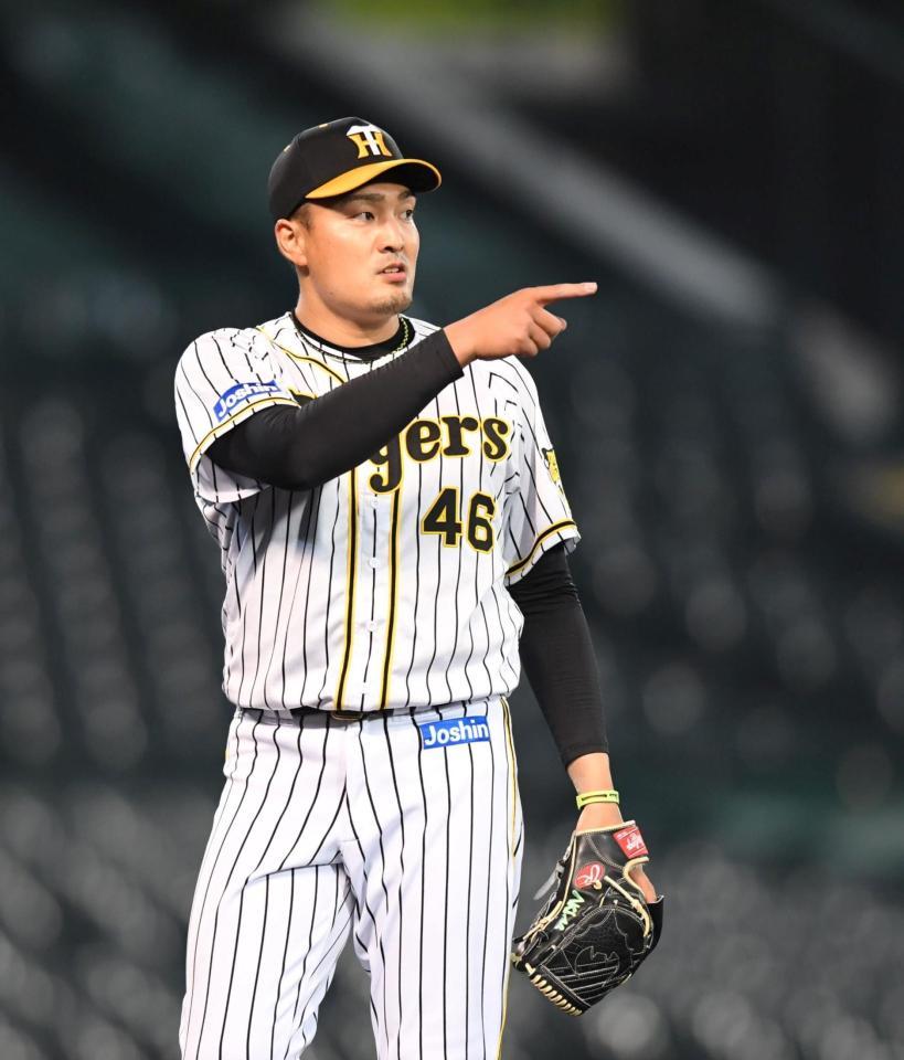 　７回、松山のゴロを処理した糸原を指さす秋山（撮影・北村雅宏）