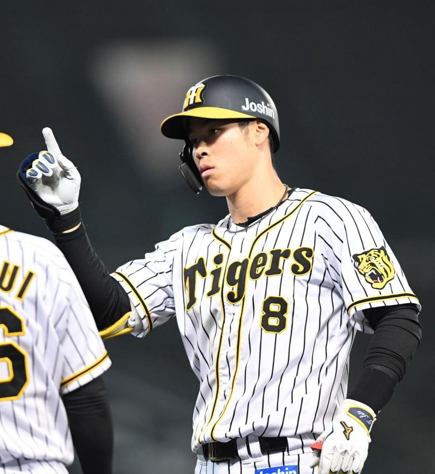 　５回、適時打を放った佐藤輝は指を立てる（撮影・北村雅宏）