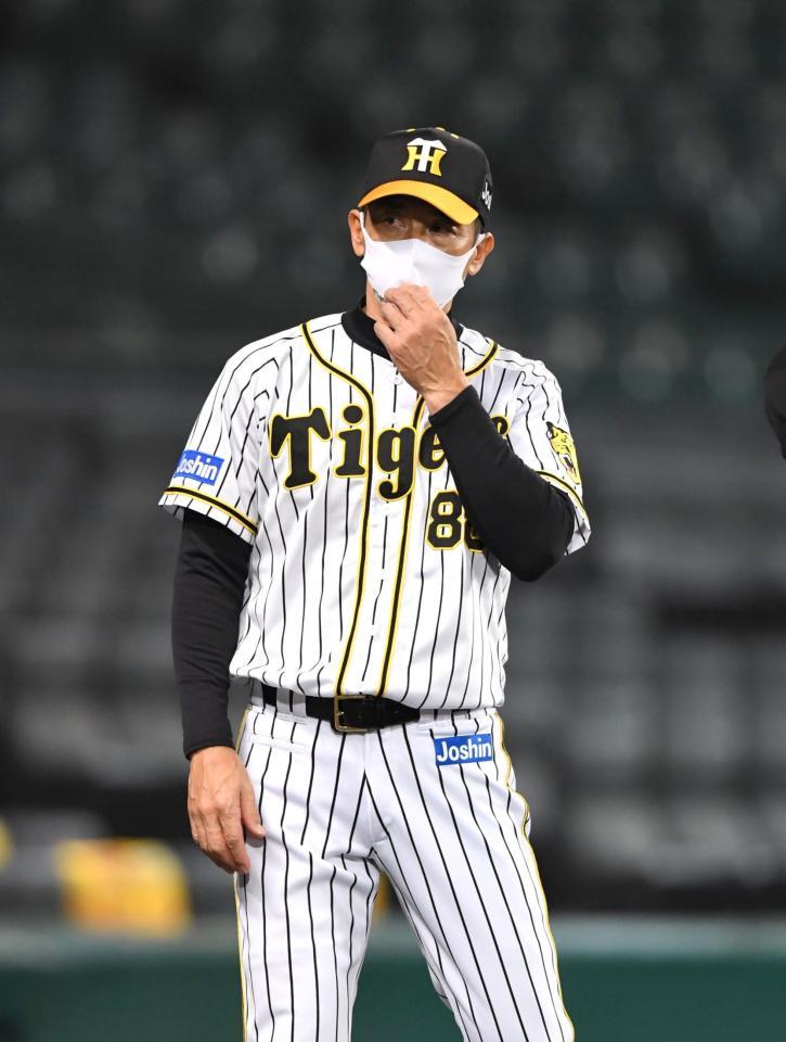 　７回攻撃を終え、選手交代を告げる矢野監督（撮影・北村雅宏）