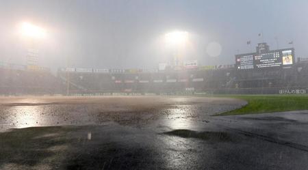 　豪雨で試合が中断した甲子園（撮影・山口登）