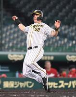 　５回、梅野の適時打で本塁へ生還するサンズ