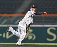 　４回、西川のゴロを回り込んで処理し、一塁へ送球してアウトにする中野